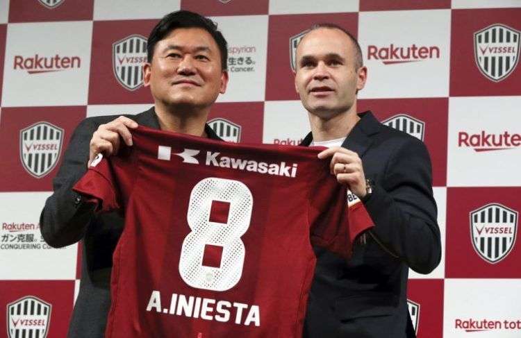 El volante español Andrés Iniesta (derecha) posa con Hiroshi Mikitani, dueño del Vissel Kobe. Foto: Eugene Hoshiko / AP.