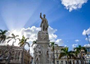 Estatua de José Martí en el Parque Central, La Habana Vieja. Foto: Kaloian.