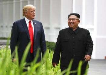 El presidente de Estados Unidos, Donald Trump, y el líder de Corea del Norte, Kim Jong Un, caminan por el balneario Capella, en la isla de Sentosa, tras una comida de trabajo, el 12 de junio de 2018 en Singapur. Foto: Evan Vucci / AP.