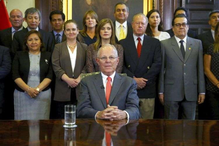 El presidente Pedro Pablo Kuczynski posa con su gabinete antes de dirigirse a la nación y anunciar su renuncia al cargo el miércoles 21 de marzo de 2018. Foto: Juanca Guzman Negrini / Presidencia de Perú vía AP.