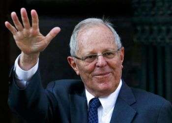 Pedro Pablo Kuczynski renunció a la presidencia de Perú este 21 de marzo. En la foto, saluda durante una visita a Chile el 10 de marzo de 2018. Foto: Esteban Felix / AP.