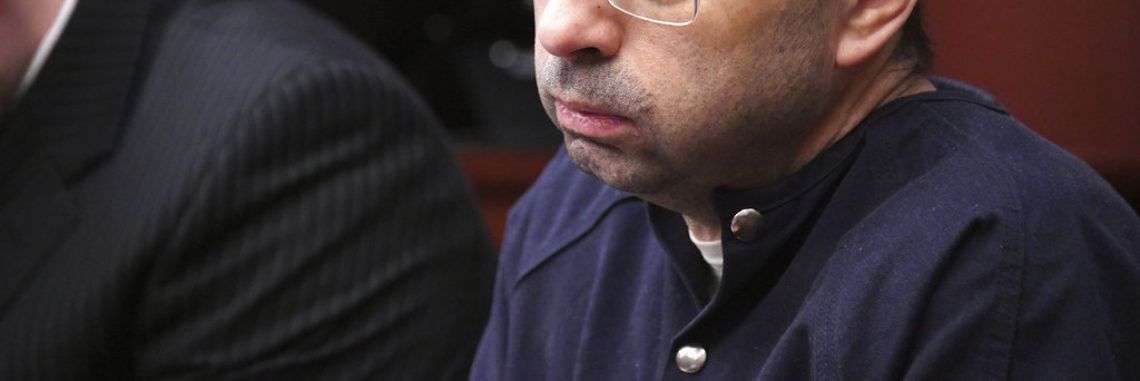 Larry Nassar, el médico del equipo de gimnasia acusado de abuso sexual, en el tribunal de Lansing, Michigan, el 23 de enero de 2018. Foto: Dale G.Young / Detroit News vía AP.