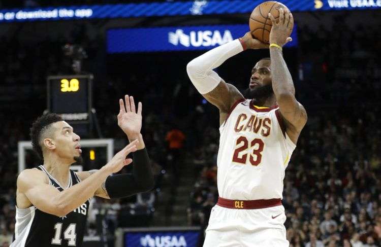 LeBron James (derecha) de los Cavaliers de Cleveland tras tapar un disparo de Cameron Payne de los Bulls. Foto: Nam Y. Huh / AP.