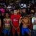 Jóvenes luchadores escuchan la oración de un sacerdote en la ceremonia de apertura de una competición de lucha de nivel aficionado en Chicharrones, Santiago de Cuba. Foto: Ramón Espinosa / AP.