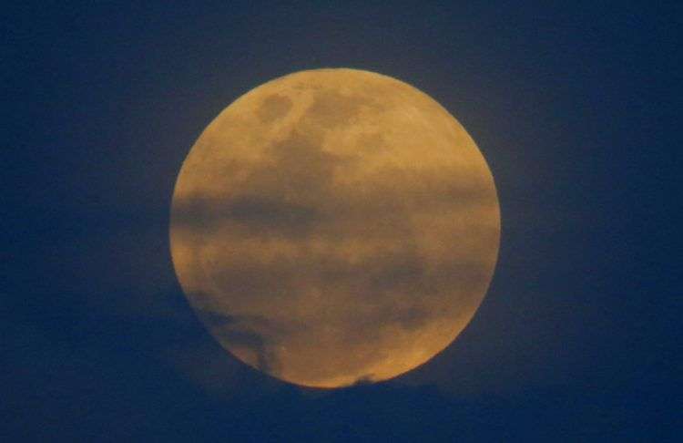 El triple fenómeno de la superluna, la luna azul y el eclipse lunar total visto desde Legazpi, 340 kilómetros al sureste de Manila, Filipinas, miércoles 31 de enero. Foto: Bullit Marquez / AP.