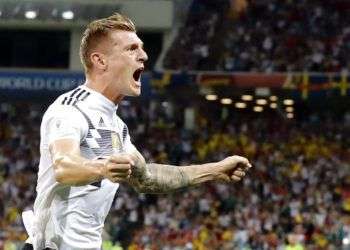 El volante de Alemania Toni Kroos festeja tras marcar el gol para la victoria 2-1 ante Suecia en el partido por el Grupo F del Mundial, en Sochi, Rusia, el sábado 23 de junio de 2018. Foto: Frank Augstein/ AP.