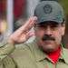 El presidente venezolano Nicolás Maduro saluda a su llegada al desfile militar para conmemorar el 16to aniversario del regreso al poder del fallecido presidente Hugo Chávez tras un golpe de Estado fallido en 2002. Foto: Foto: Ariana Cubillos / AP.