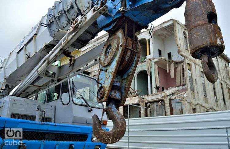 Trabajos en el malecón de La Habana luego del impacto del huracán Irma en 2017. Foto: Otmaro Rodríguez.