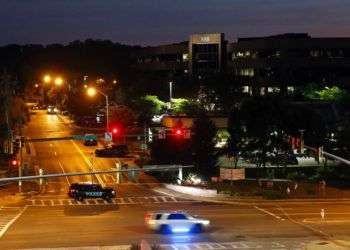 Un vehículo de emergencia bloquea una vía que lleva a la sede del periódico The Capital Gazette, donde un atacante armado mató a cinco personas e hirió a otras dos, en la madrugada del 29 de junio de 2018, en Annapolis, Maryland. Foto: Patrick Semansky / AP.