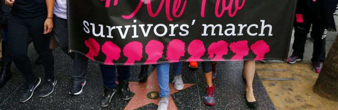 Manifestantes marchan contra el acoso y el abuso sexual en la marcha #MeToo en la sección de Hollywood. Foto: Damian Dovarganes / AP.