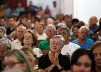 Decenas de personas asisten a una misa celebrada el martes 22 de mayo de 2018, en la Catedral de la ciudad de Holguín, en homenaje a las personas fallecidas en el desastre aéreo del pasado viernes en La Habana. Foto: Alejandro Ernesto / EFE.