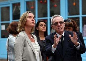 La jefa de la diplomacia de la Unión Europea, Federica Mogherini, realiza un recorrido por el centro histórico de La Habana acompañada por el historiador de la ciudad, Eusebio Leal. Foto: Alejandro Ernesto / EFE.