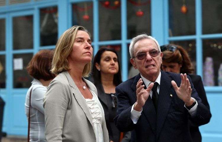 La jefa de la diplomacia de la Unión Europea, Federica Mogherini, realiza un recorrido por el centro histórico de La Habana acompañada por el historiador de la ciudad, Eusebio Leal. Foto: Alejandro Ernesto / EFE.