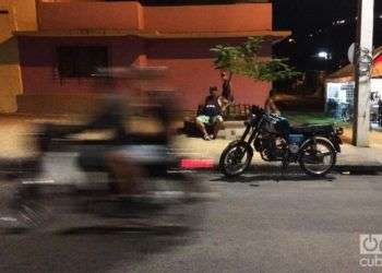 Santiago de Cuba se convirtió en la ciudad de las motos, y hoy a cualquier hora del día están disponibles, con carreras que varían entre 10 y 20 pesos. Foto: Emmanuel Martín.