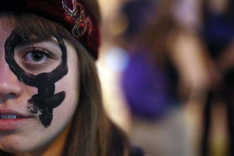 Manifestación por los derechos de las mujeres organizada por el movimiento #NiUnaMenos, en Santiago de Chile. La marcha se efectuó tras varias semanas en que se dieron a conocer diversas denuncias de violaciones, abusos sexuales y acoso laboral, en momentos en que se mantienen diversas tomas feministas en varias universidades del país. Foto: Mario Ruiz / EFE.