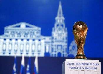 El trofeo de la Copa del Mundo es desplegado durante el Congreso de la FIFA en la víspera de la inauguración del torneo en Moscú, Rusia, el miércoles 13 de junio de 2018. Foto: Pavel Golovkin / AP.