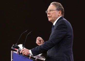 Wayne LaPierre, vicepresidente ejecutivo y director general de la Asociación Nacional del Rifle, que defiende el derecho a poseer y portar armas. Foto: Jacquelyn Martin / AP.