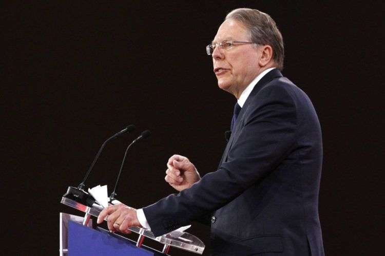 Wayne LaPierre, vicepresidente ejecutivo y director general de la Asociación Nacional del Rifle, que defiende el derecho a poseer y portar armas. Foto: Jacquelyn Martin / AP.