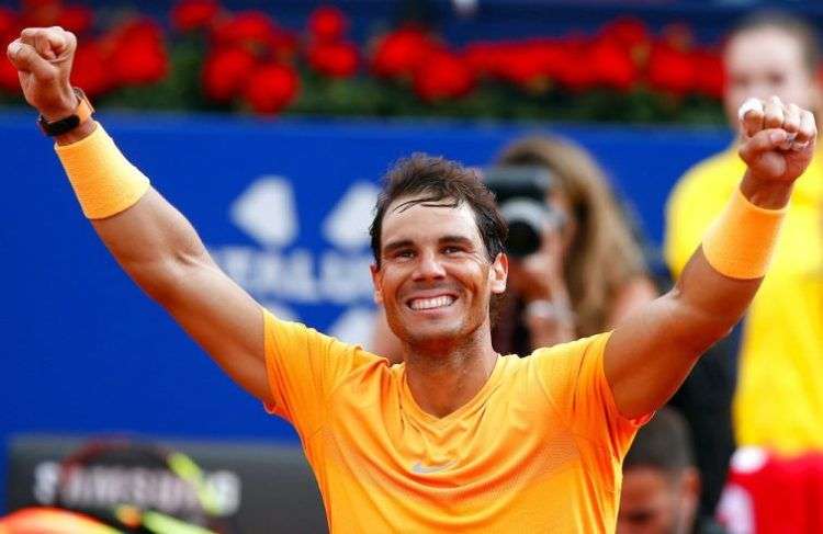 Rafael Nadal celebra tras derrotar al griego Stefanos Tsitsipas 6-2, 6-1 en la final del torneo de Barcelona. Foto: Manu Fernández / AP.