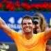 Rafael Nadal celebra tras derrotar al griego Stefanos Tsitsipas 6-2, 6-1 en la final del torneo de Barcelona. Foto: Manu Fernández / AP.