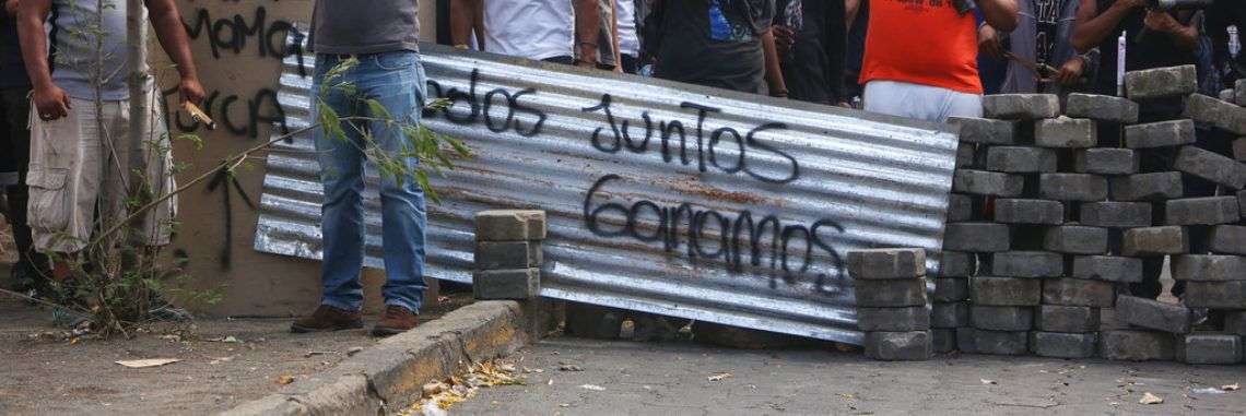 Un grupo de manifestantes lanza consignas tras bloquear una calle en un confrontamiento con las fuerzas de seguridad cerca de la Universidad Politécnica de Nicaragua (UPOLI) en Managua, el sábado 21 de abril. Foto: Alfredo Zúñiga / AP.