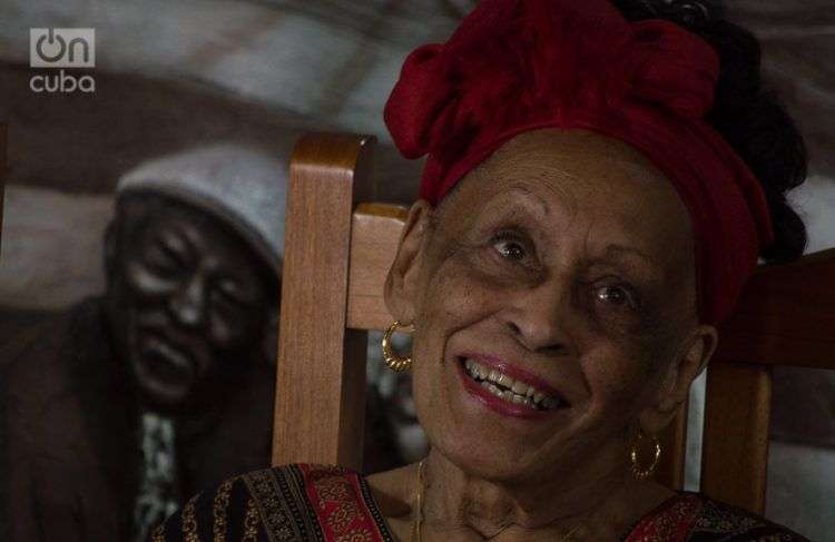 La diva del Buenavista Social Club, Omara Portuondo, en la presentación de su nuevo disco en el restaurante la Covacha. Foto: Otmaro Rodríguez.