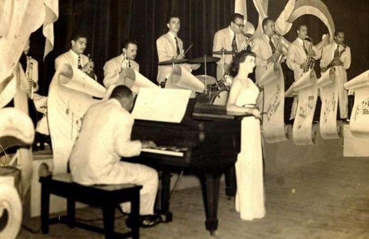 La Orquesta de Armando Romeu con la cantante Delia Bravo y Bebo Valdés al piano en el Teatro Astral. Foto: desmemoriados.com.