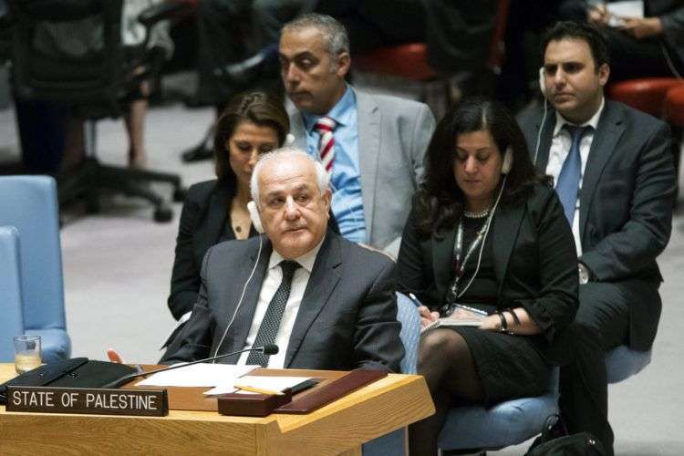 El embajador de Palestina ante la ONU Riyad Mansour escucha a su par estadounidense Nikki Haley durante una reunión del Consejo de Seguridad de Naciones Unidas sobre la situación en Gaza, el martes 15 de mayo del 2018, en la sede de la ONU. Foto: Mary Altaffer / AP.