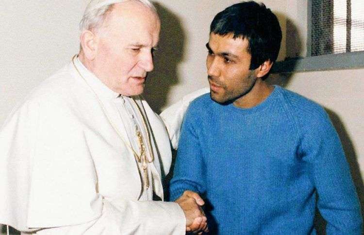 Juan Pablo II junto a Mehmet Ali Agca, quien intentó asesinarlo. Foto: guioteca.com.