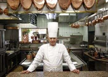 Paul Bocuse posando en su afamado restaurante L'Auberge du Pont de Collonges, en Collonges-au-Mont-d'or, Francia, en 2011. Foto: Laurent Cipriani / AP.