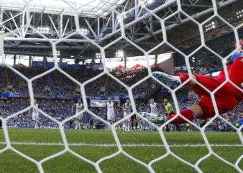 El arquero de Islandia Hannes Halldorsson ataja el remate de penal de Lionel Messi en el partido del Grupo D del Mundial en el estadio Spartak de Moscú. Foto: Antonio Calanni / AP.