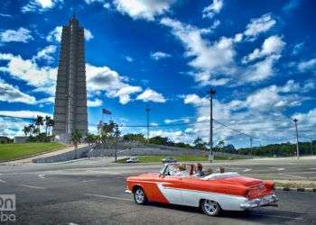 Turistas en la Plaza de La Revolución José Martí, La Habana, Cuba. Foto: Otmaro Rodríguez.