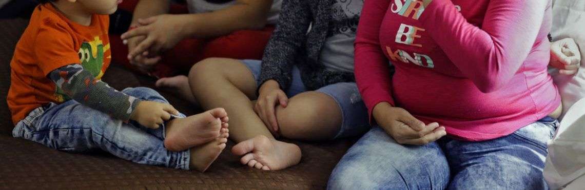 Leslie Rivera y sus hijos en su habitación de hotel en el Rodeway Inn en Tampa, Florida, donde viven después de que el huracán María destruyera su casa en Puerto Rico. Foto: Chris O'Meara / AP.