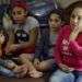 Leslie Rivera y sus hijos en su habitación de hotel en el Rodeway Inn en Tampa, Florida, donde viven después de que el huracán María destruyera su casa en Puerto Rico. Foto: Chris O'Meara / AP.