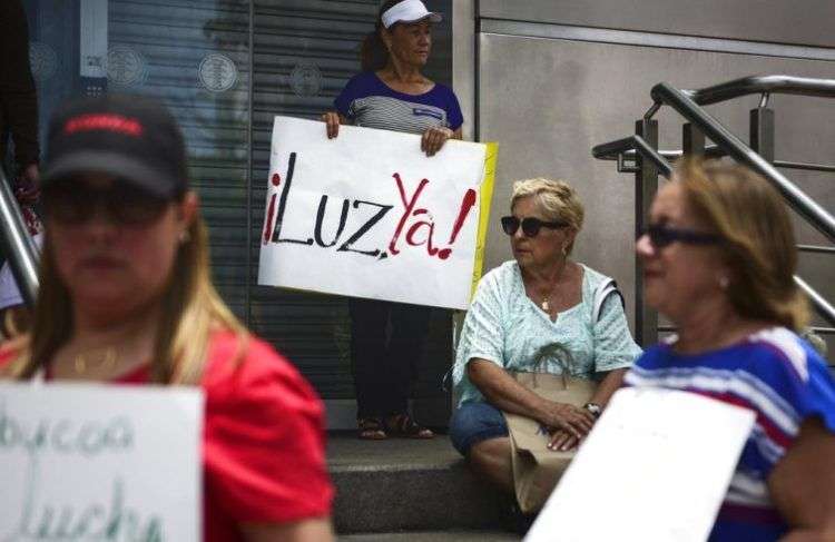 Residentes de Yabucoa, una localidad en la que muchos siguen sin tener luz más a ocho meses del paso de María. Foto: Carlos Giusti / AP.