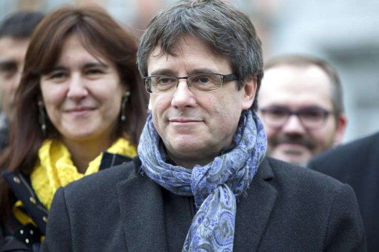 El destituido líder catalán Carles Puigdemont posa el pasado 12 de enero junto a legisladores electos de su partido Juntos por Cataluña en un parque de Bruselas. Foto: Virginia Mayo / AP.