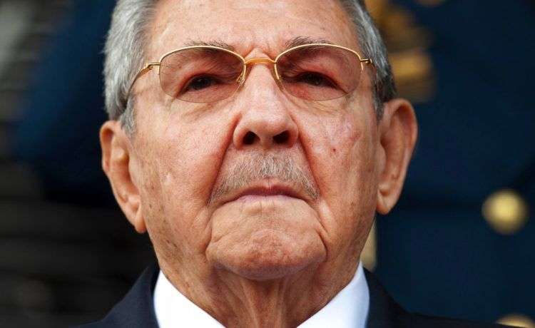 El presidente de Cuba, Raúl Castro, escucha el himno nacional a su llegada al palacio presidencial de Miraflores, en Caracas, el 17 de marzo de 2015. Foto: Ariana Cubillos / AP.