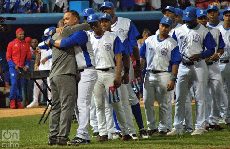 Tabares (de traje) abraza a sus compañeros de Industriales durante su retiro. Foto: Otmaro Rodríguez.