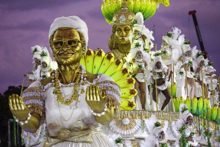 Interpretes de la escuela de samba Mocidade desfilan con una flota durante las celebraciones del Carnaval brasileño en el Sambódromo, en Río de Janeiro, el lunes 12 de febrero de 2018. Foto: Leo Correa / AP.