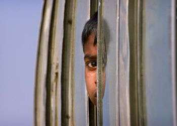 Un niño rohinya, que vive en un campo de refugiados cerca de la frontera entre Bangladesh y Myanmar, mira a través de la ventana de un autocar durante un trayecto al campamento de Balukhali, a 50 kms de Cox's Bazar, en Bangladesh, el 18 de enero de 2018. Foto: Manish Swarup / AP / Archivo.