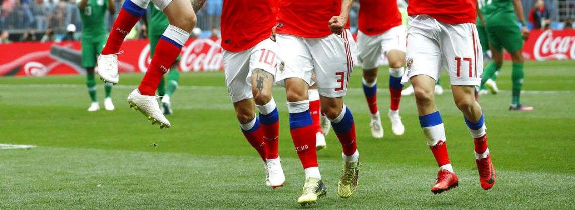 El ruso Yuri Gazinsky (izquierda) celebra con sus compañeros tras anotar el primer gol de Rusia en el partido contra Arabia Saudita por el Grupo A del Mundial en Moscú. Foto: Matthias Schrader / AP.