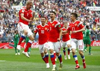 El ruso Yuri Gazinsky (izquierda) celebra con sus compañeros tras anotar el primer gol de Rusia en el partido contra Arabia Saudita por el Grupo A del Mundial en Moscú. Foto: Matthias Schrader / AP.