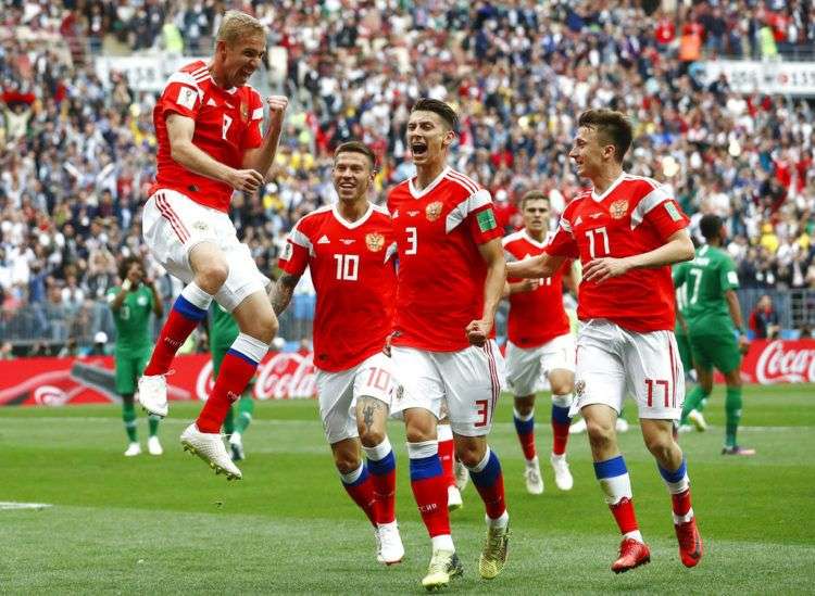 El ruso Yuri Gazinsky (izquierda) celebra con sus compañeros tras anotar el primer gol de Rusia en el partido contra Arabia Saudita por el Grupo A del Mundial en Moscú. Foto: Matthias Schrader / AP.