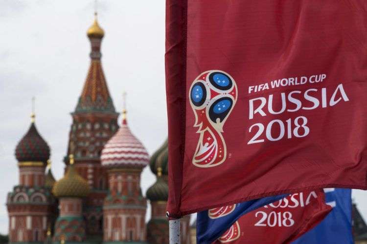 Una bandera con el logo de la Copa del Mundo 2018 ondea frente a la Catedral de de San Basilio, en Moscú. Foto: Pavel Golovkin / AP.