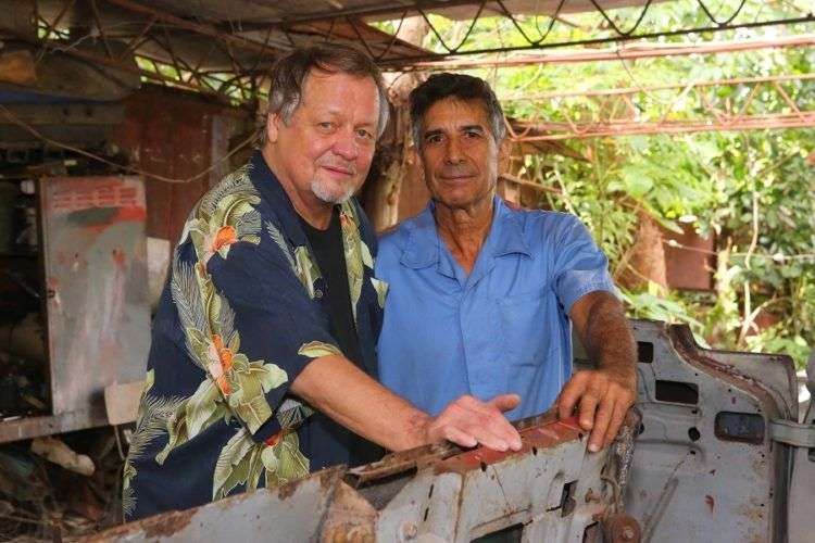 David Soul y Pedro Pino con el Chrysler New Yorker de Hemingway, en diciembre de 2012;. Foto: Christopher P. Baker.