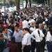 La gente permanece sobre la avenida Reforma en la Ciudad de México luego de un sismo de 7,2 grados que sacudió el sur y centro del país. Foto: Marco Ugarte / AP.