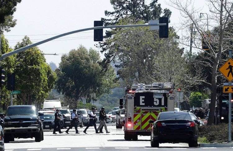 La escena frente a las oficinas de YouTube en San Bruno, California, donde se reportó un tiroteo. Foto: Jeff Chiu / AP.