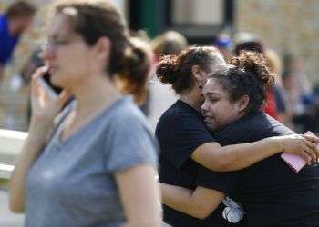 La estudiante de la Santa Fe High School Guadalupe Sánchez, de 16 años, llora abrazada por su madre, Elida Sánchez, al encontrarse tras un tiroteo en la escuela que dejó varios muertos y heridos. Foto: Michael Ciaglo / Houston Chronicle vía AP.