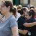 La estudiante de la Santa Fe High School Guadalupe Sánchez, de 16 años, llora abrazada por su madre, Elida Sánchez, al encontrarse tras un tiroteo en la escuela que dejó varios muertos y heridos. Foto: Michael Ciaglo / Houston Chronicle vía AP.