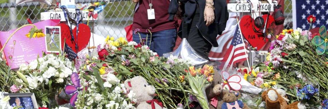 Empleadas de la escuela secundaria Marjory Stoneman Douglas regresan a la institución en Parkland, Florida, el viernes 23 de febrero de 2018, por primera vez desde que 17 personas murieron baleadas en un tiroteo Foto: Mike Stocker / South Florida Sun-Sentinel vía AP.